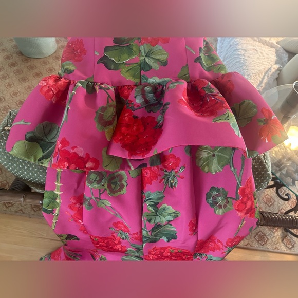 Oscar de la Renta
Strapless Geranium-Print Faille Peplum Trumpet Gown - Picture 9 of 10